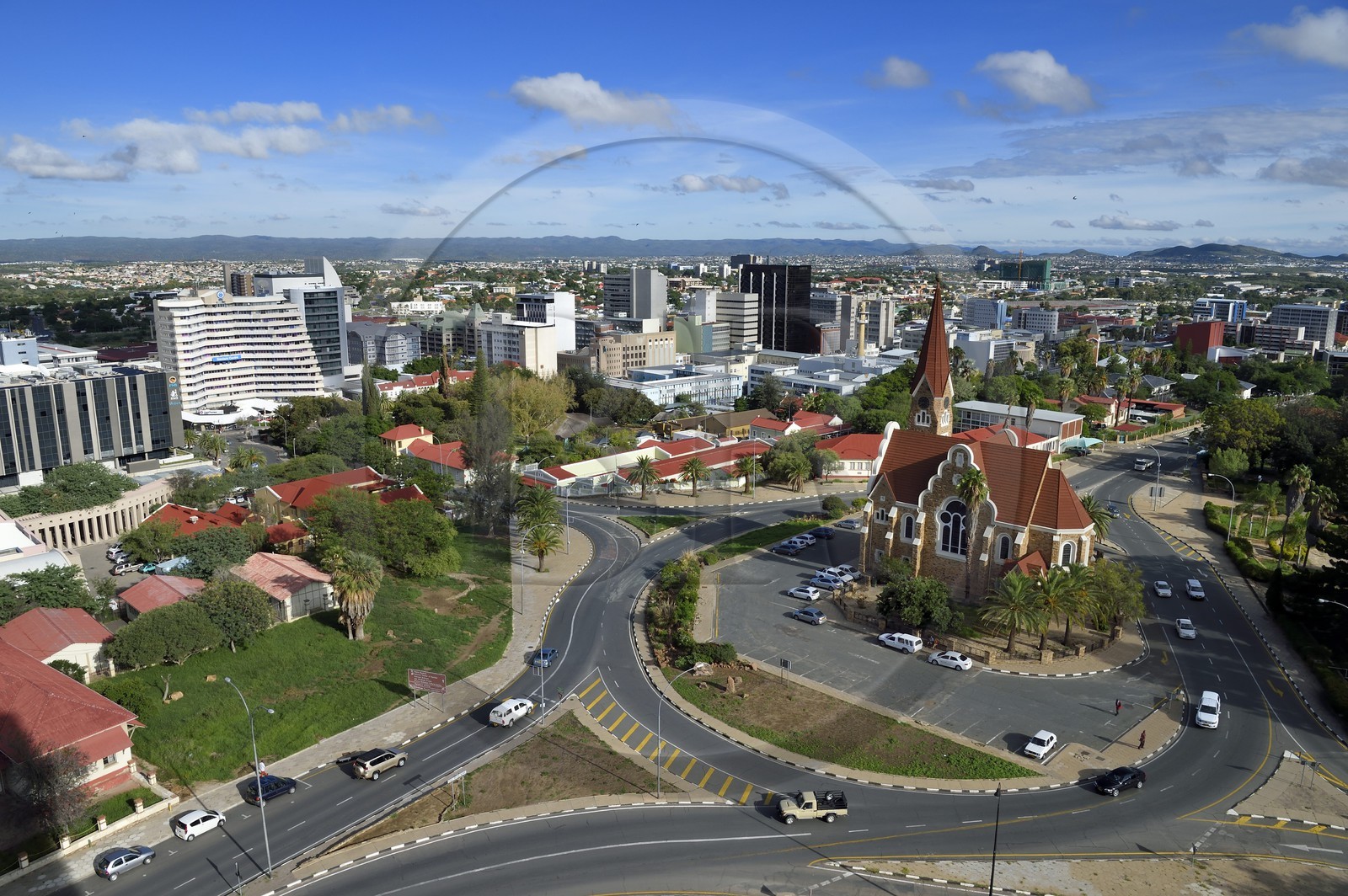 Namibie, région de Khomas, Windhoek, Christ Church (or Christuskirche), église luthérienne dessinée par l'architecte Gottlieb Redecker et le centre ville