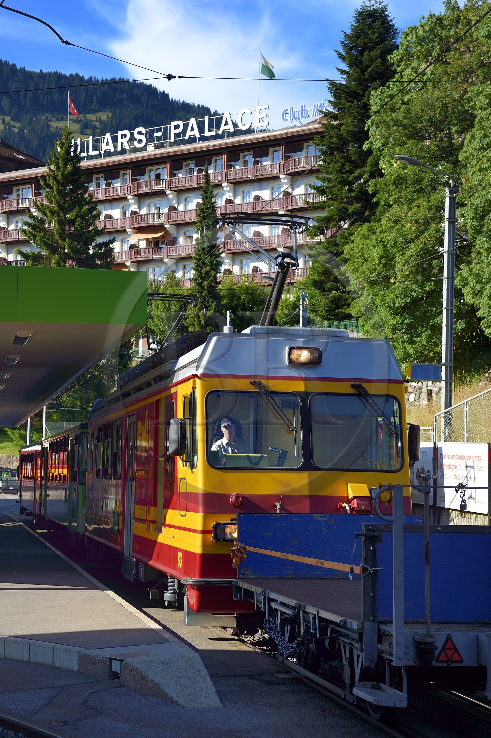 Suisse, canton de Vaud, gare de Villars-sur-Ollon, train qui rejoint la gare du col de Bretaye, l'ancien Villars-palace Hotel du Club Méditerranée en arrière plan