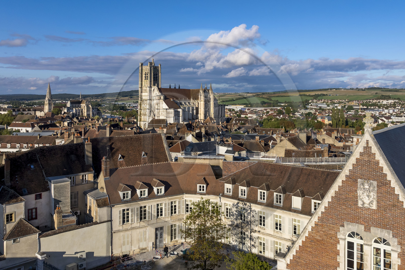 France, Yonne (89), Auxerre, la salle d'Eckmühl située dans l'ancien palais des comtes d’Auxerre et la mairie place du Maréchal Leclerc au premier plan, la cathédrale Saint-Etienne et l'abbaye Saint-Germain en bordure de l’Yonne en arrière plan (vue aérienne)