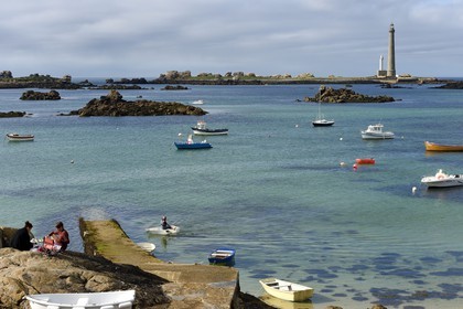 France, Finistère (29), Pays des Abers, Plouguerneau, Ile Vierge dans l'archipel de Lilia vu depuis la Pointe du Kastell Ac'h, le phare de l'ile Vierge le plus haut phare d'Europe d'une hauteur de 82,5 mètres