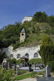 France, Val-d'Oise (95), parc naturel du Vexin français, Haute-Isle, la seule église d'Île-de-France (et l'une des rares du pays, cinq en France) à être entièrement creusée dans une falaise