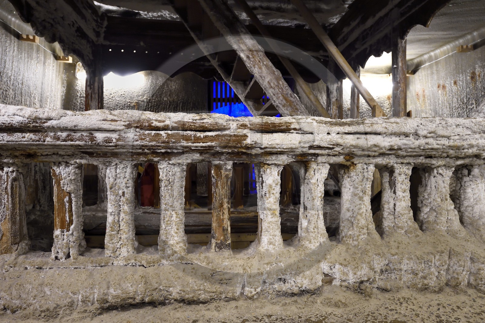 Roumanie, Transylvanie, région de Cluj, Turda, ancienne mine de sel de Turda dont l'exploitation a commencée à l'époque romaine, transformée en centre de loisirs et de santé, l'escalier recouvert de sel