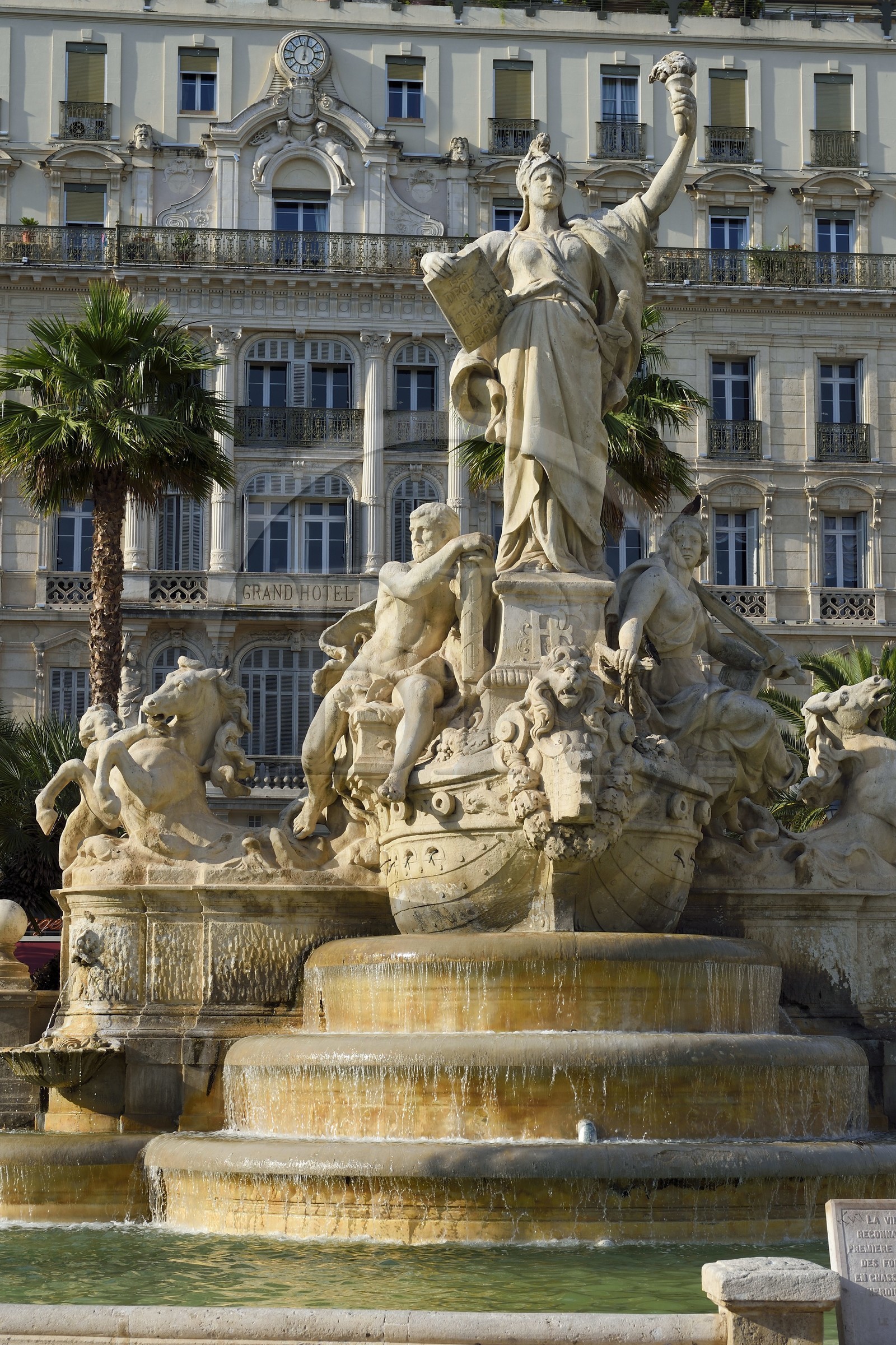 France, Var (83), Toulon, la  fontaine de la Fédération et l'ancien Grand Hotel sur la place de la Liberté