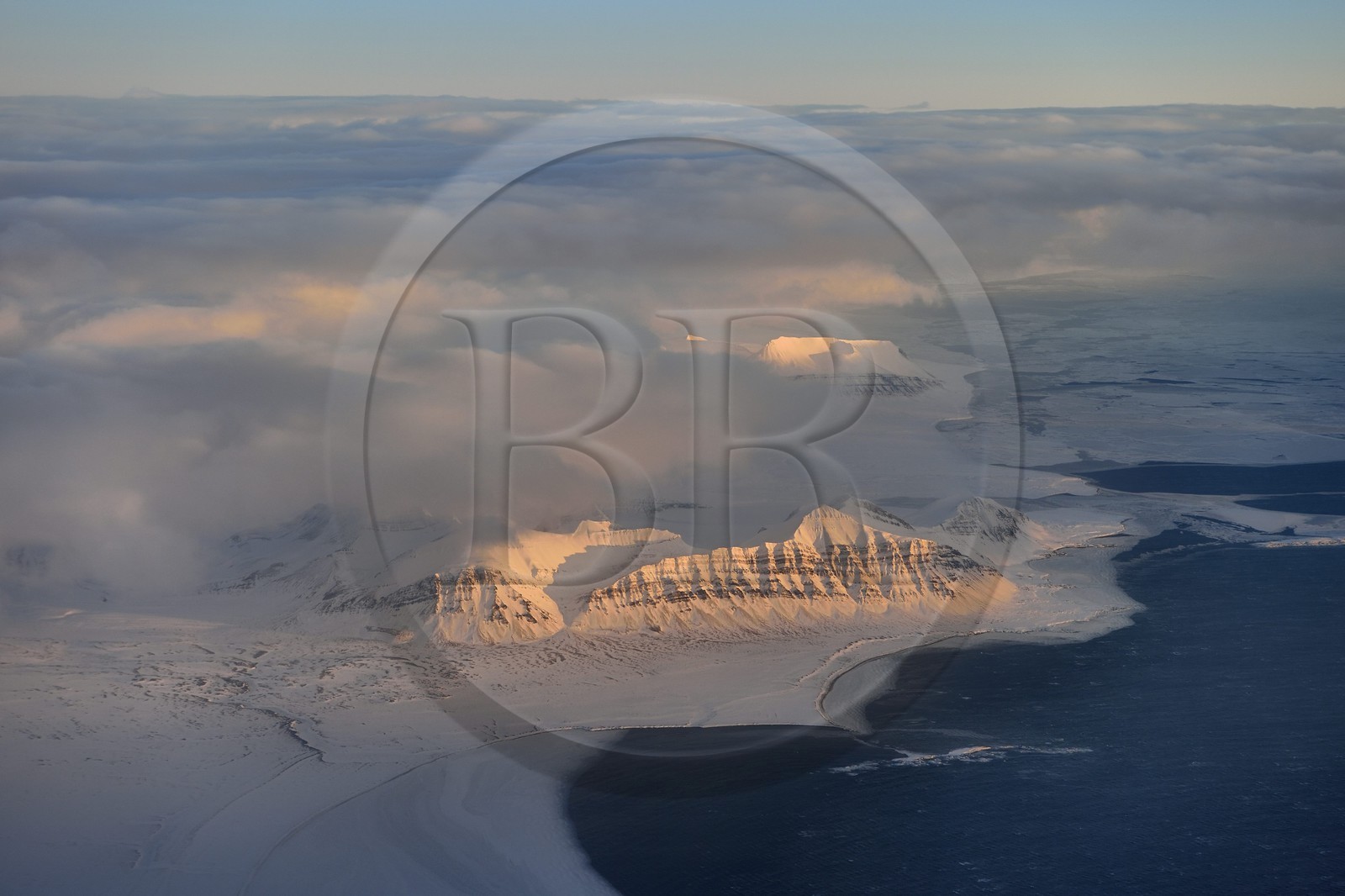 Norvège, Svalbard, Spitzberg, Longyearbyen, paysage glaciaire des montagnes de la région sud dans le parc national de Sør-Spitsbergen (vue aérienne) Norvège, Svalbard, Spitzberg, Longyearbyen, paysage glaciaire des montagnes de la région sud dans le parc national de Sør-Spitsbergen (vue aérienne)