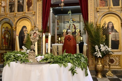 France, Corse-du-Sud (2A), Cargèse, église Saint Spyridon grecque catholique de rite oriental, messe de la fête du basilic (exaltation de la Sainte-Croix) par l’archimandrite Athanase