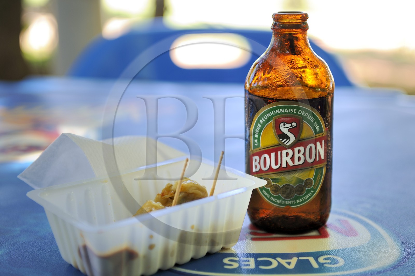 France, Ile de la Reunion, bouteille de bière locale Bourbon dite Dodo et la spécialité locale les bouchons
