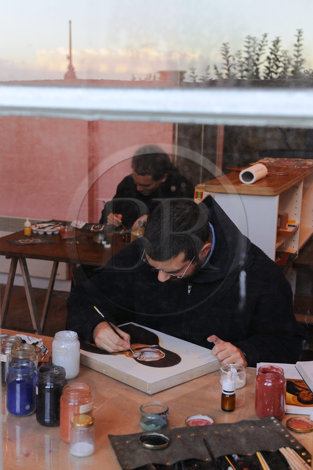 France, Manche (50), l'abbaye du Mont-Saint-Michel, classé Patrimoine Mondial de l'UNESCO, un moine des Fraternités Monastiques de Jérusalem travaillant sur une icône
