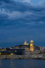 France, Bouches-du-Rhône (13), Marseille, le Mucem (Musée des civilisations de l'Europe et de la Méditerranée), le Fort Saint-Jean à droite, la basilique Notre Dame de la Garde en arrière plan