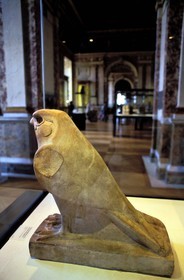 France, Paris (75), statue du dieu Horus, dans une des salles égyptiennes du Musée du Louvre