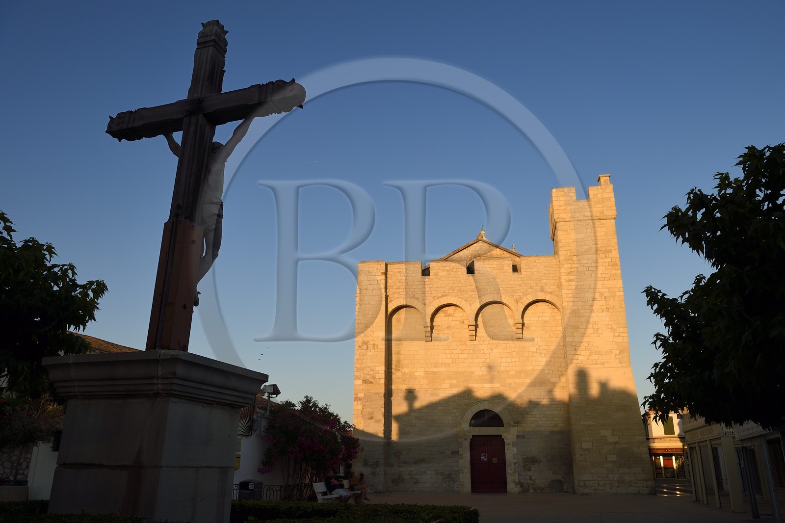 France, Bouches-du-Rhône (13), Les Saintes-Maries-de-la-Mer, église Notre Dame de la Mer et Christ en croix