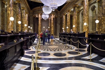 Royaume-Uni, Hertfordshire, Leavesden, Leavesden Film Studios, Harry Potter Studio Tour London, les coulisses du tournage des 8 films de Harry Potter, le grand hall de Gringotts, la banque des sorciers gardée par les Gobelins