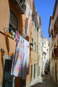 Portugal, Lisbonne, quartier de l'Alfama, rua de Sao Pedro, linge séchant aux fenetres