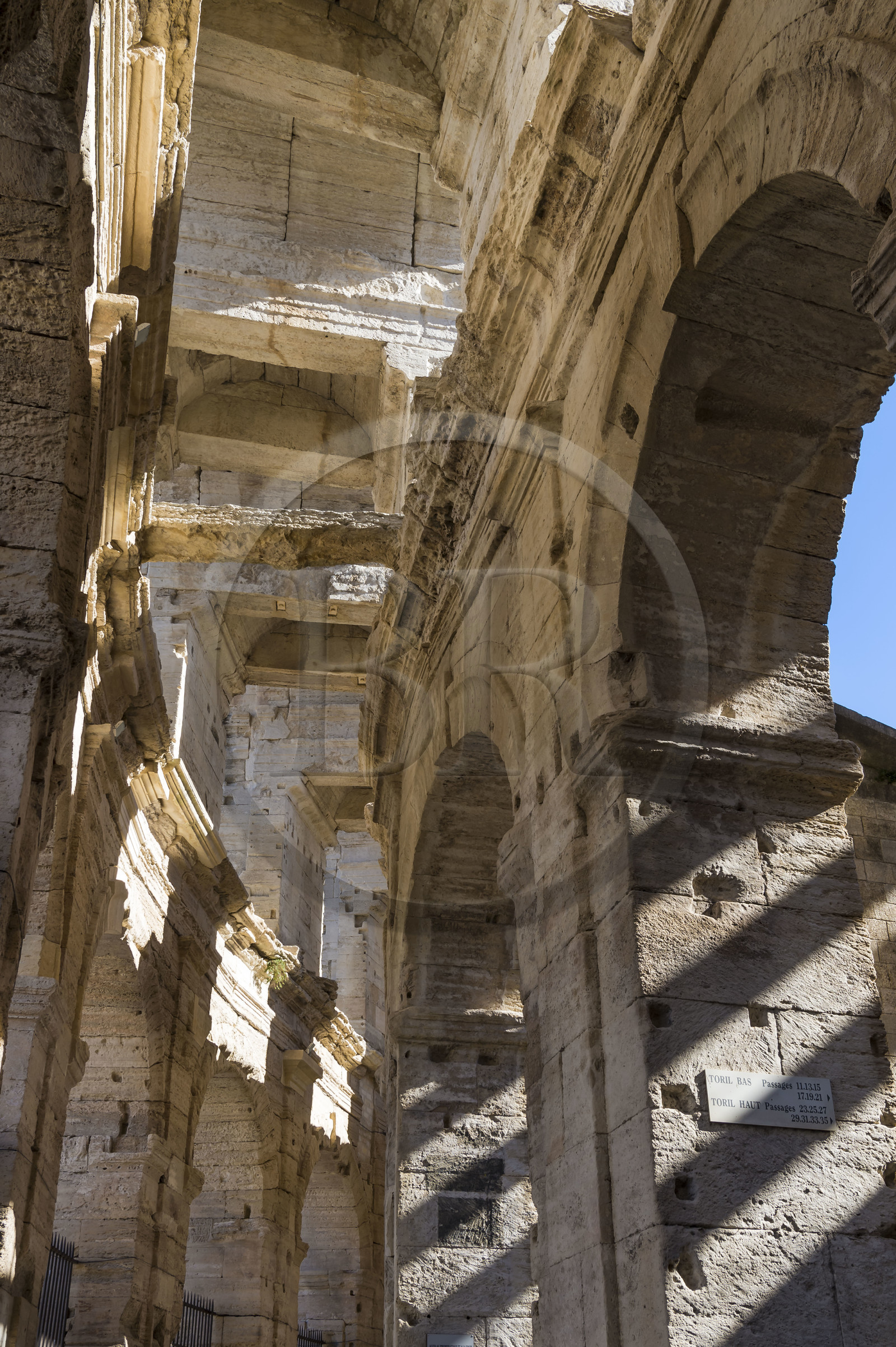 France, Bouches-du-Rhône (13), Arles, les Arènes, amphithéatre romain de 80-90 après JC, classé Patrimoine Mondial de l'UNESCO, galerie circulaire sous les tribunes
