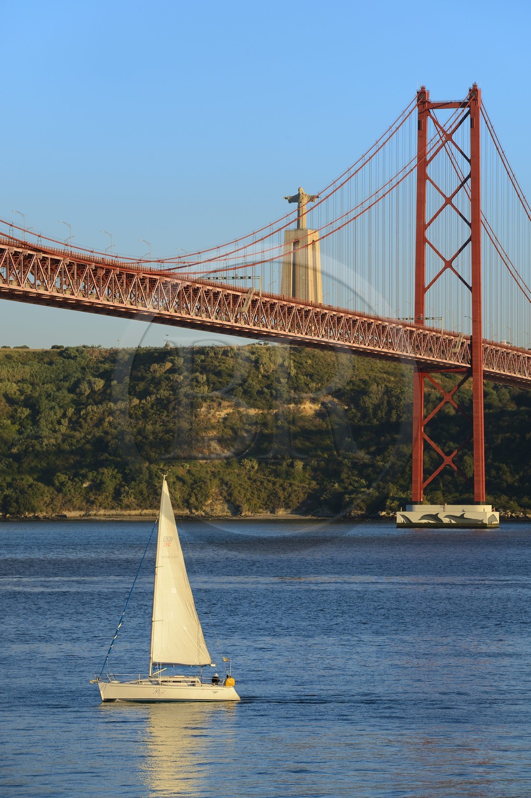 Portugal, Lisbonne, le pont du 25 de Abril sur le Tage et le  le Cristo Rei (Christ Roi)