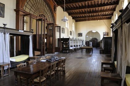 France, Saône et Loire (71), Louhans, grande salle commune de l'Hôtel-Dieu