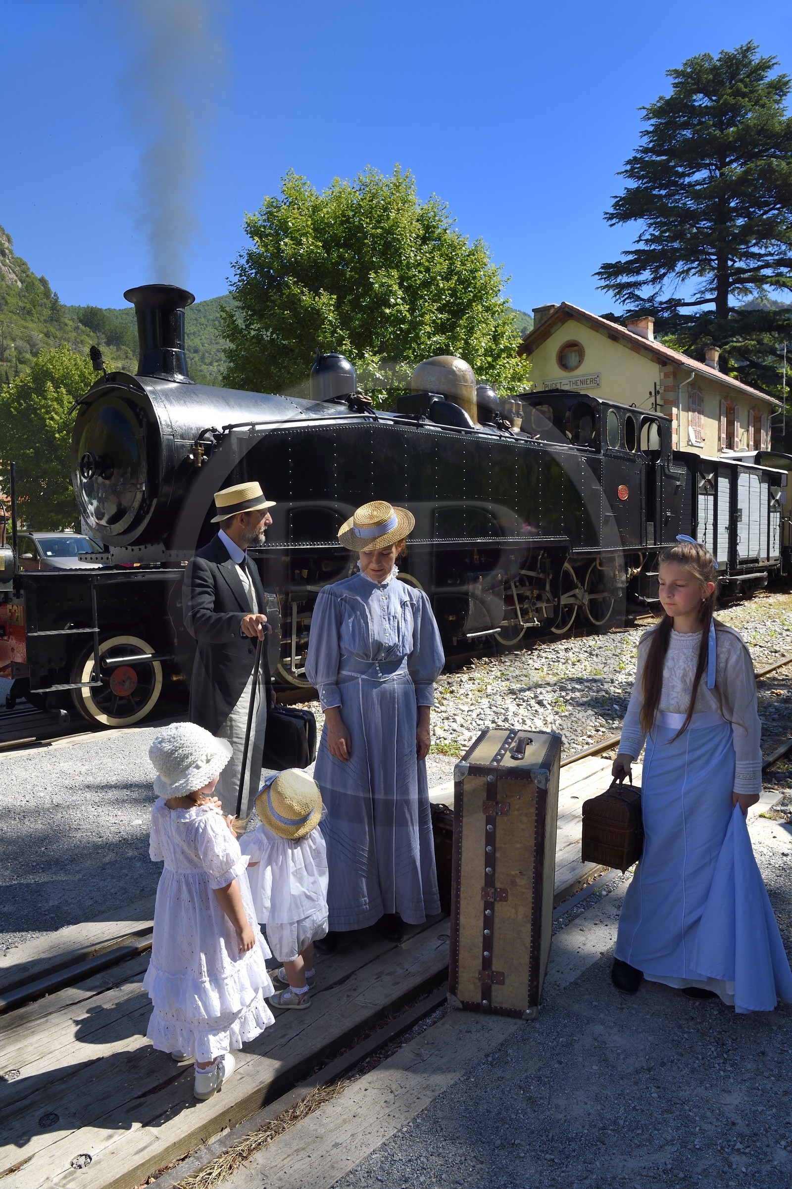 France, Alpes-Maritimes (06), Puget Théniers, le Train des Pignes, membres de l'AHVAE (Association d'histoire vivante et de d'archéologie expérimentale) en costume Belle Epoque devant la locomotive à vapeur