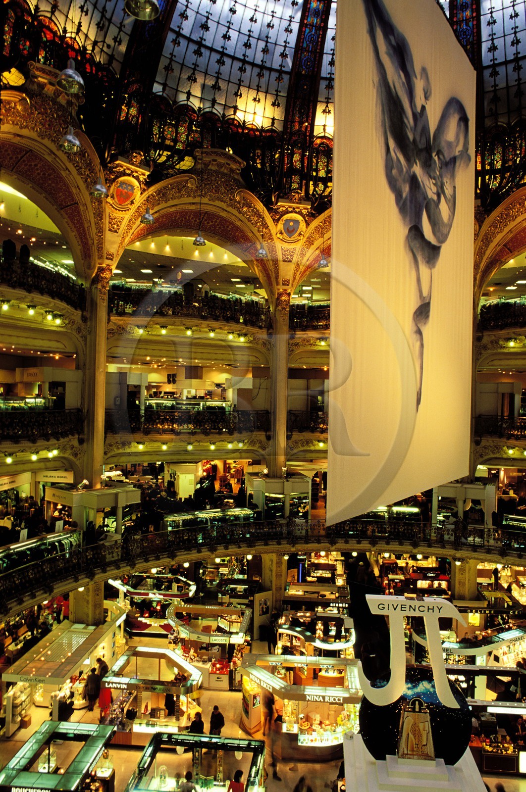 France, Paris (75), Galeries Lafayette, sous le dôme du bâtiment central