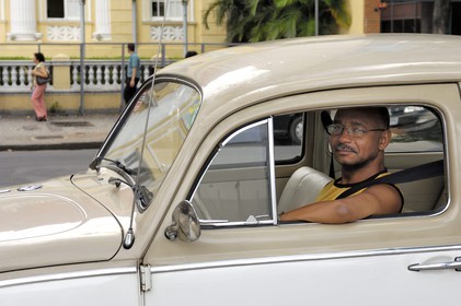 Brésil, Etat du Minas Gerais, Belo Horizonte, conducteur de Volkswagen Coccinelle