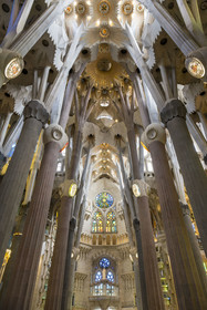 Espagne, Catalogne, Barcelone, quartier de l'Eixample, basilique de la Sagrada Familia de l'architecte du modernisme catalan Antoni Gaudi classée Patrimoine Mondial de l'UNESCO, l'intérieur de la facade de la Nativité dédié à St Joseph et la voute du transept