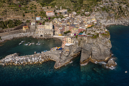 Italie, Ligurie, Cinque Terre, parc national des Cinque Terre classé Patrimoine Mondial de l'UNESCO, village de Vernazza et son port (vue aérienne)