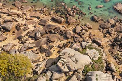France, Côtes-d'Armor (22), Côte de Granit Rose, Trégastel, Ile Renote, le chaos granitique émerge de la plage à marée basse (vue aérienne)