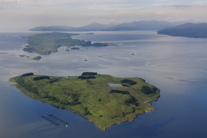 Royaume-Uni, Ecosse, Highland, l'Ile de Shuna au premier plan et de Lismore dans le Loch Linnhe et l'Ile de Mull à l'horizon (vue aérienne)