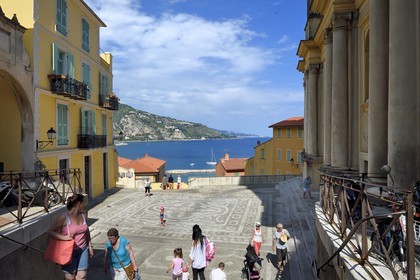 France, Alpes-Maritimes (06), Menton, la vieille ville, le parvis Saint-Michel et la basilique Saint-Michel-Archange à droite