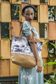 Rwanda, Kigali, Norrsken House Kigali, la mannequin Winnie Shema Tumusiime met en valeur la collection de sac de la marque Flove made in Rwanda