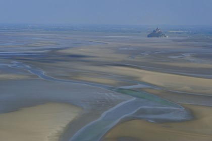France, Manche (50), le Mont-Saint-Michel, classé Patrimoine Mondial de l'UNESCO et la baie à marée basse (vue aérienne)