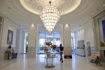 France, Alpes-Maritimes (06), Cannes, le palace du Martinez sur le boulevard de la Croisette, le lobby et son lustre