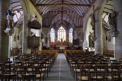 France, Finistère (29), église de Pleyben, sculptures peintes en bois sur la sablière décorant la voûte (16ème siècle)