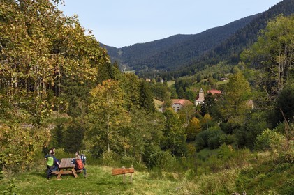 France, Vosges (88), Le Valtin, randonnée dans la vallée du Valtin dans la haute-vallée de la Meurthe sur le sentier des panoramas du Valtin, halte à la table de pique-nique