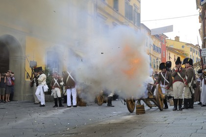 Italie, Ligurie, Sarzana, Napoleon Festival, soldats autrichiens faisant feu au canon sur l'ennemi français dans la Via Mazzini rue principale de la vieille ville