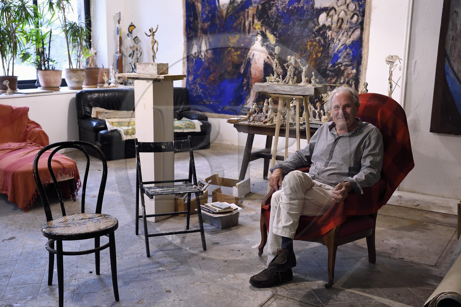 France, Var (83), Toulon, l'artiste peintre Serge Plagnol dans son atelier