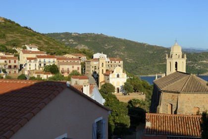 France, Corse-du-Sud (2A), Cargèse, église Saint Spyridon grecque catholique de rite oriental au prelier plan et l'église de l'Assomption dite latine en arrière plan