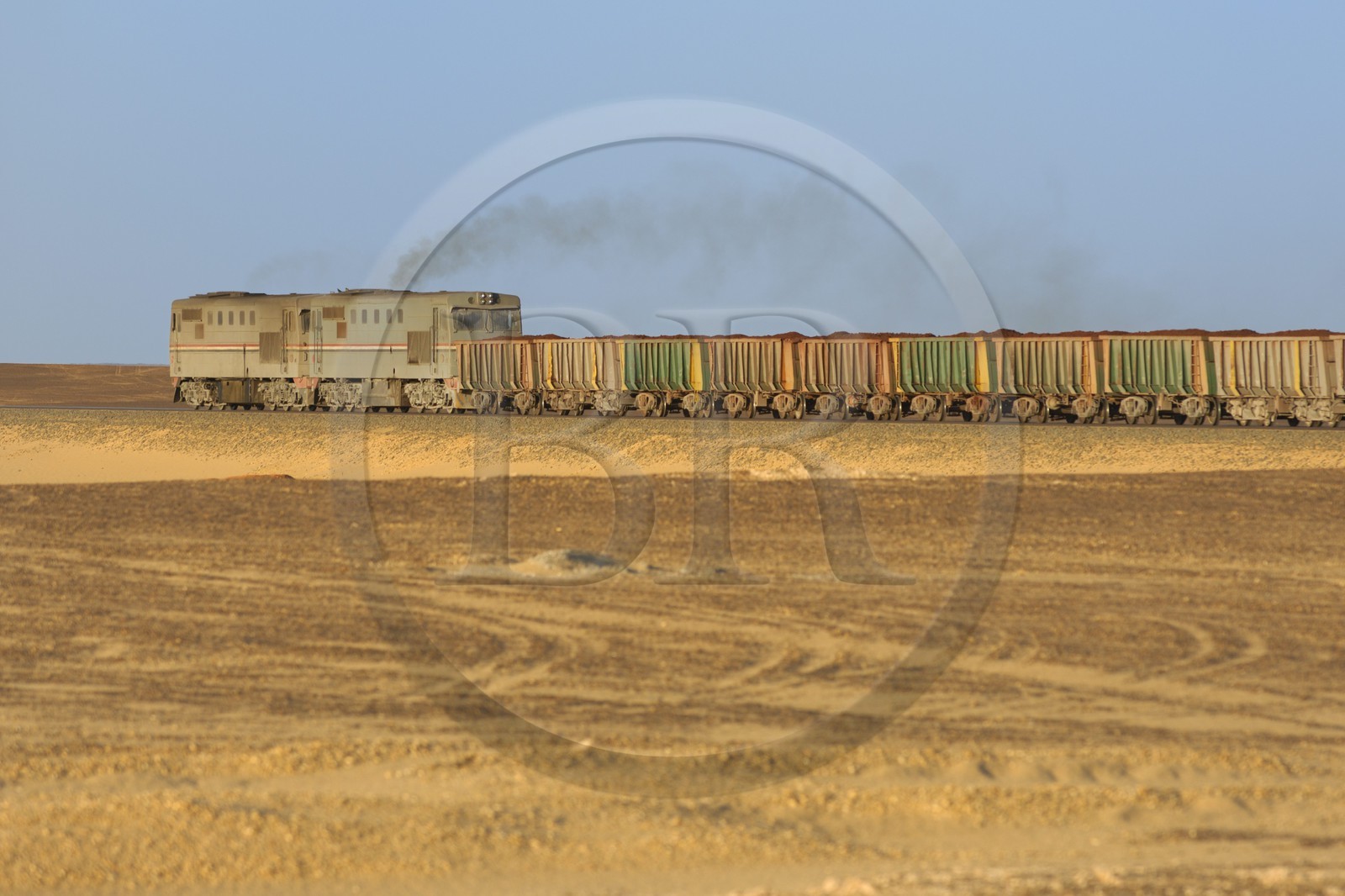 Egypte, désert libyque, seul train du désert occidental, relie la mine de fer de Bahareyya au Caire