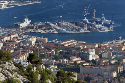 France, Var (83), Toulon, la base navale dans la rade depuis le Mont Faron, cales sèches des Grands Bassins Vauban