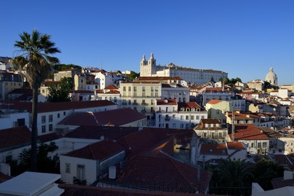 Portugal, Lisbonne, quartier de l'Alfama, Miradoro Portas do Sol, vue sur le monastère Sao Vicente de Fora et la coupole du Panthéon National
