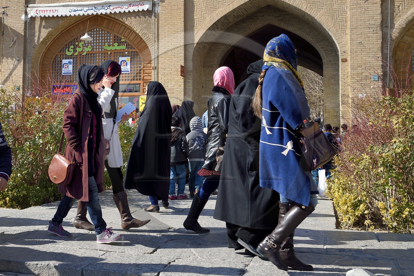 Iran, province d'Ispahan, Ispahan, place naghsh-i jahan aussi connue sous le nom de place Imam Khomeiny, classé Patrimoine Mondial de l'UNESCO, jeunes femmes iraniennes