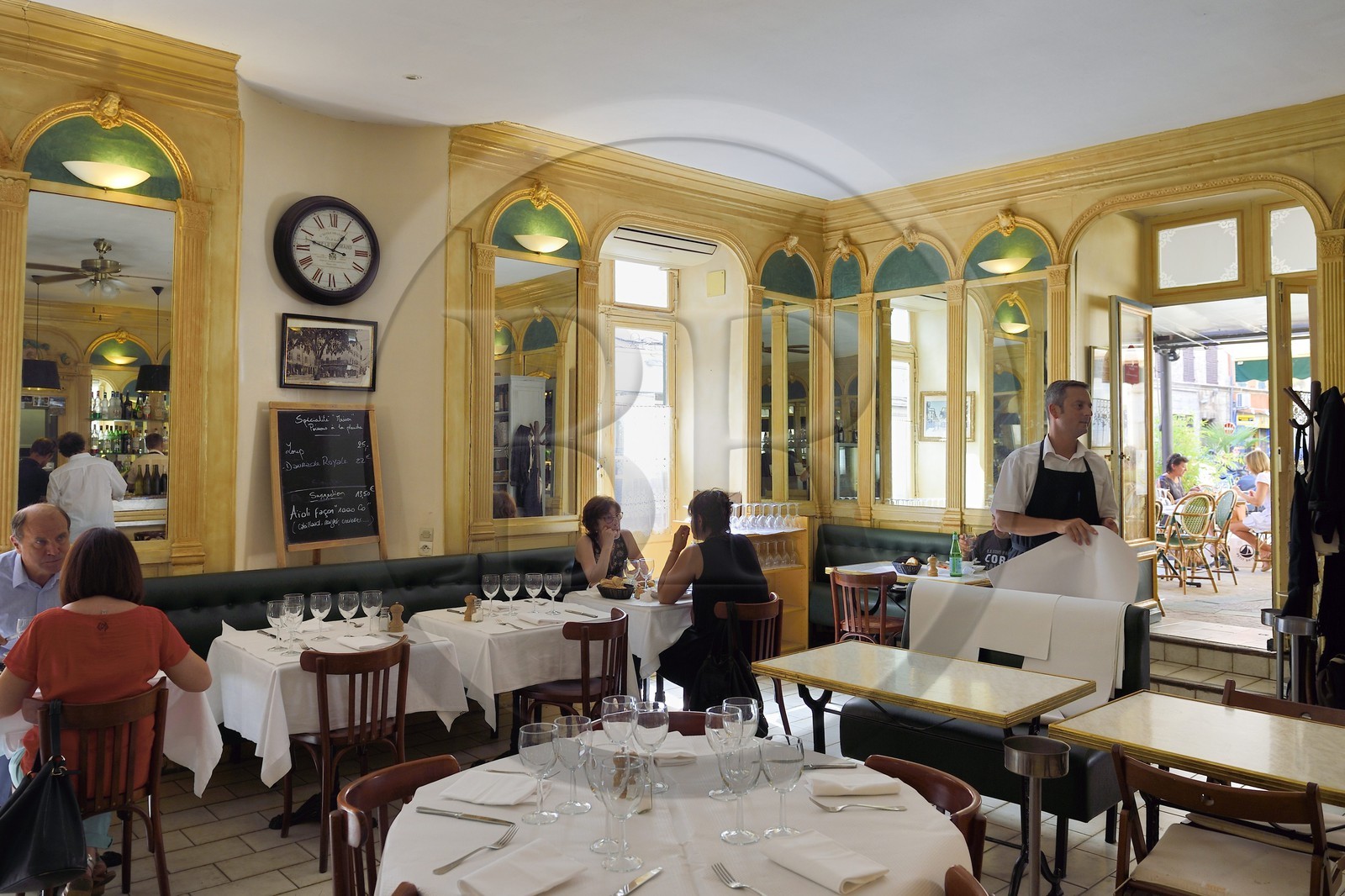 France, Var (83), Draguignan, café brasserie Les Mille Colonnes