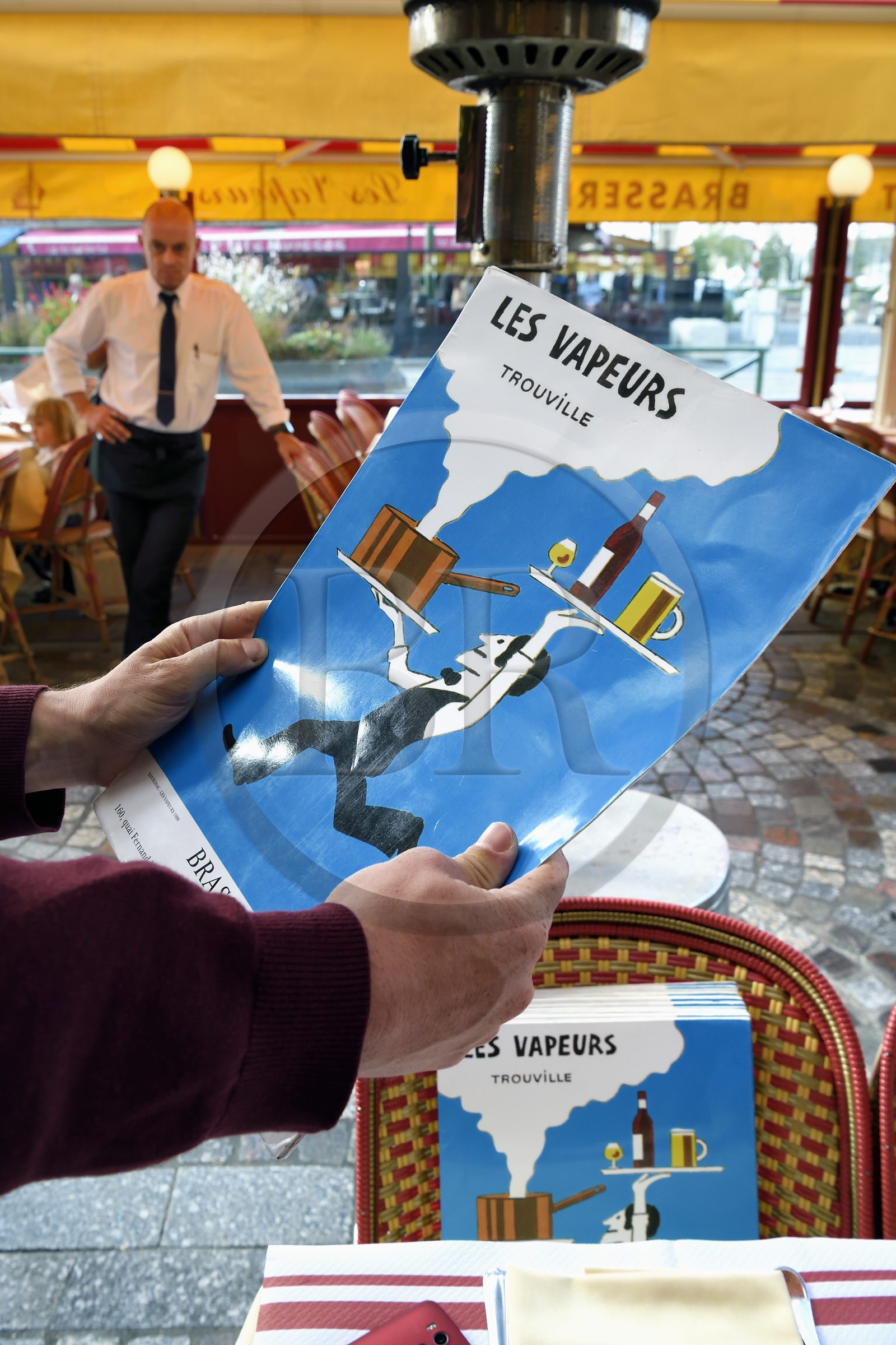 France, Calvados (14), Pays d'Auge, Trouville-sur-Mer, restaurant Les Vapeurs dont la spécialité est la moule-frite, menu par l'affichiste Savignac