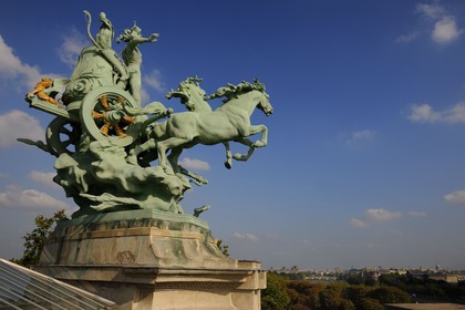 France, Paris (75), le Grand Palais, les quadriges de Récipon dominent la Seine
