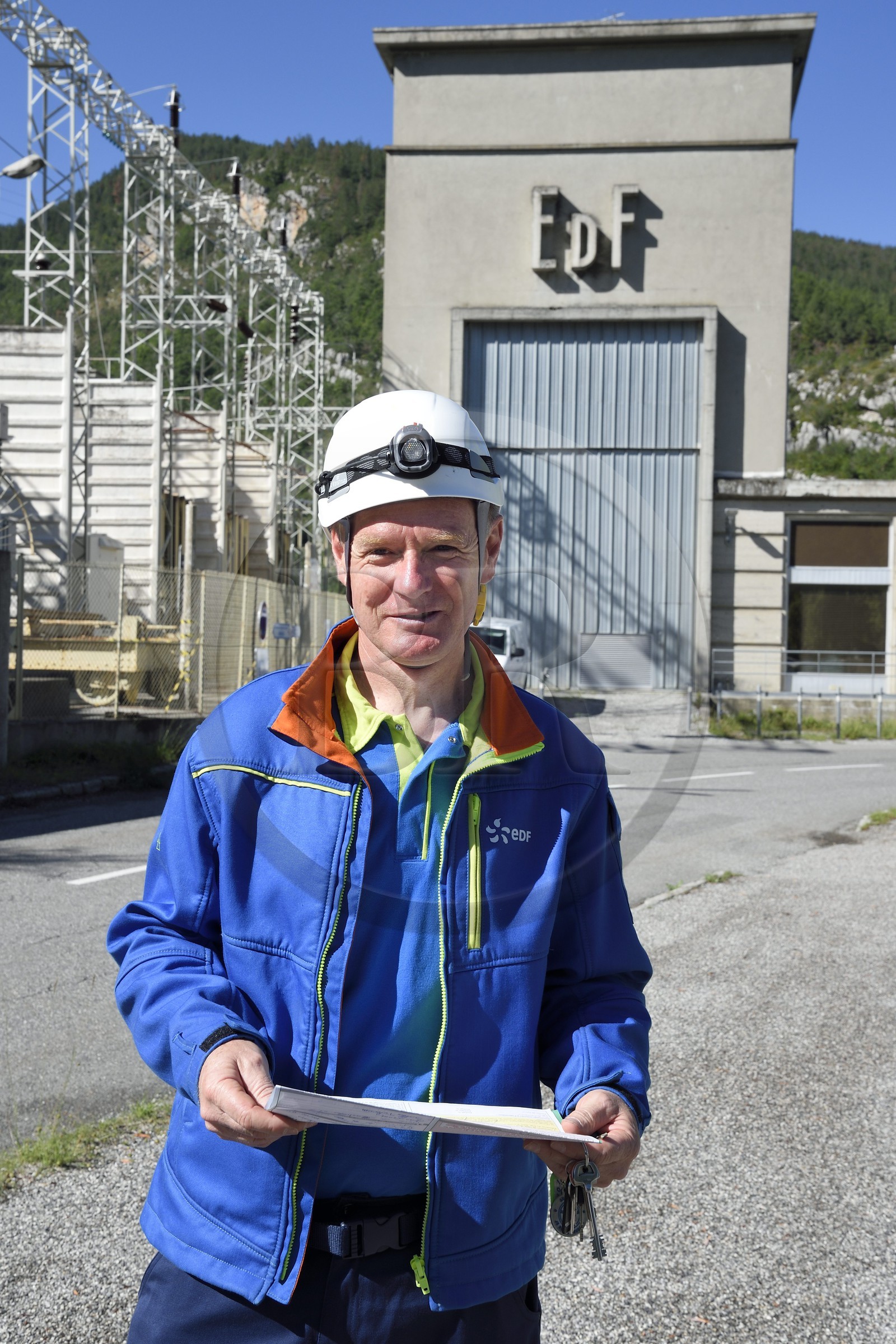 France, Alpes-de-Haute-Provence (04), barrage du lac de Castillon qui retient les eaux du Verdon, Jean-Claude Bonaïti chef d’exploitation du barrage EDF de Castillon