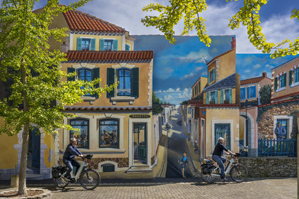 France, Vendée (85), Les-Sables-d'Olonne, quartier de La Chaume, fresque en trompe-l'oeil réalisée en 1997 place Sainte Anne par l'artiste Manfred Landreau