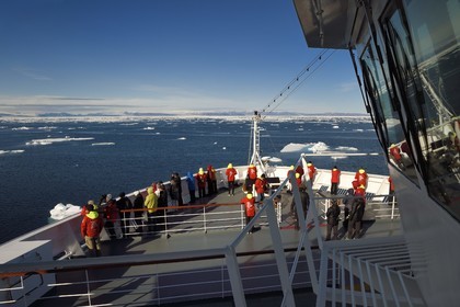 Groenland, cote Nord-Ouest, Smith sound au nord de la baie de Baffin, le bateau de croisière MS Fram de la compagnie Hurtigruten en bordure de la banquise évoluant vers la côte canadienne de l'ile d'Ellesmere