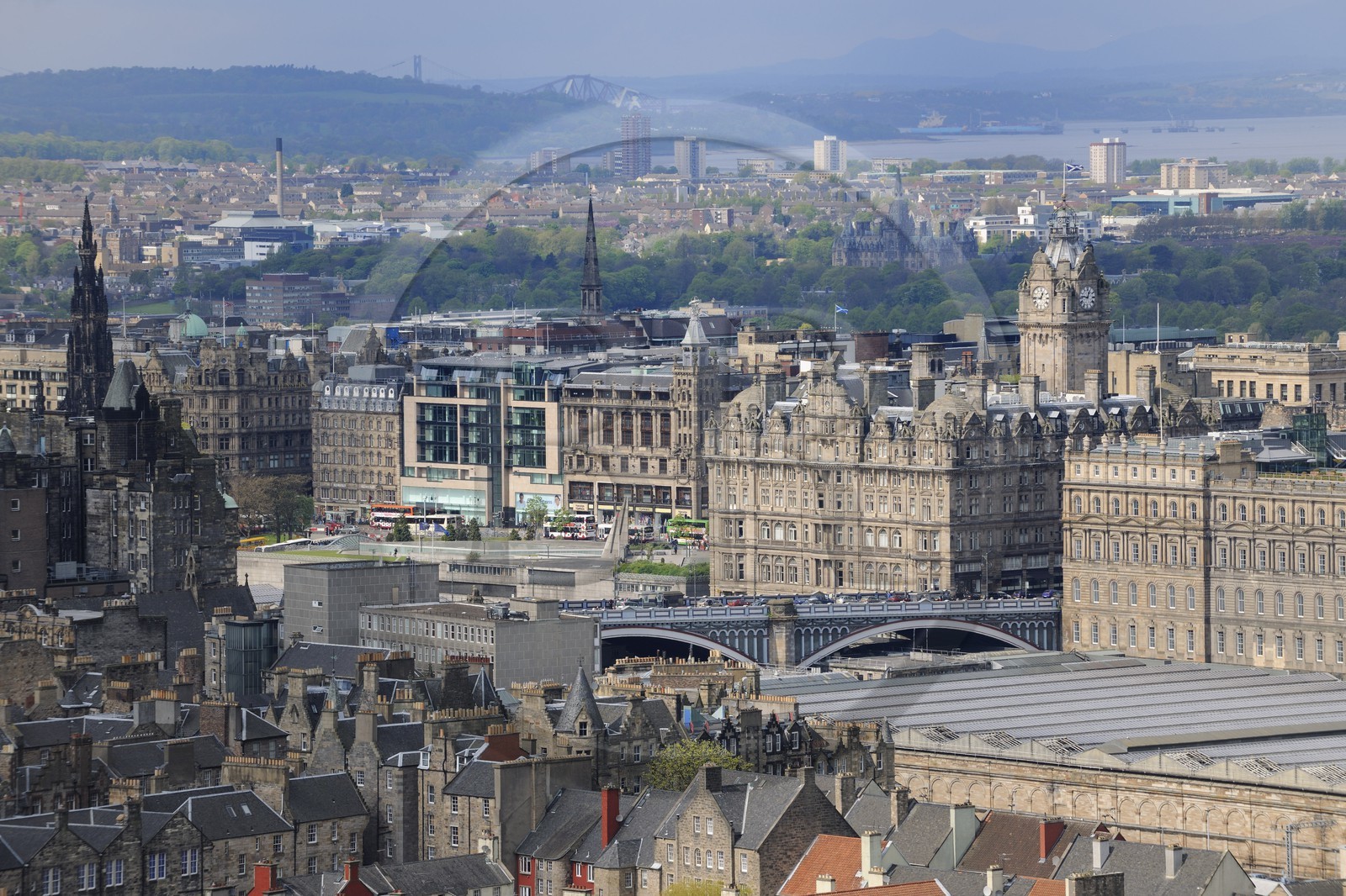 Royaume-Uni, Ecosse, Edimbourg, vue sur la ville, Princes street et North Bridge, qui s'étend jusqu'au Firth of Forth depuis l'Arthur's seatUnited Kingdom, Scotland, Edinburgh, listed as World Heritage by UNESCO, view over the city, Princes street and North Bridge spreading up to the Firth of Forth from Arthur's seat