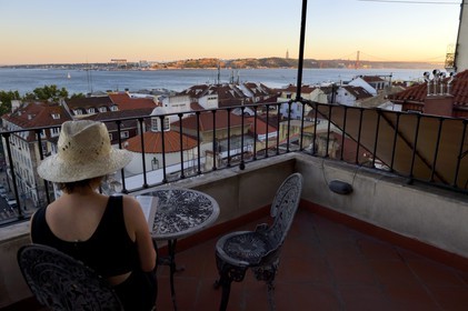 Portugal, Lisbonne, quartier du Chiado, terrasse avec vue sur la rive sud du Tage et le pont du 25 de Abril