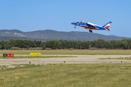 France, Bouches-du-Rhône (13), Salon-de-Provence, base aerienne 701, base de la Patrouille de France (PAF pour Patrouille acrobatique de France) de l'Armée de l'air et de l'espace française, décollage d'un avion Alphajet pour un vol d'entrainement