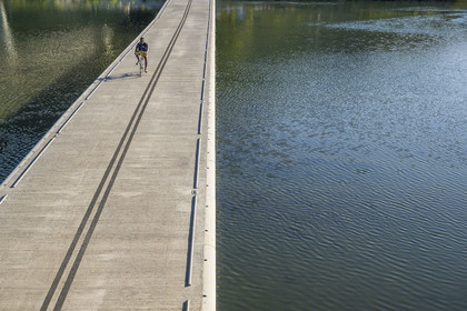 France, Aveyron, the cycle and submersible pedestrian bridge crosses the Tarn next to the Pont du Larzac