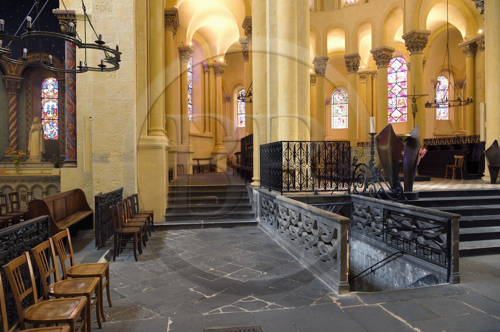 France, Puy-de-Dôme (63), Clermont-Ferrand, basilique Notre-Dame-du-Port de style roman auvergnat, classée Patrimoine Mondial de l'UNESCO au titre des Chemins de Saint-Jacques-de-Compostelle en France, le chœur et l'accès à la crypte